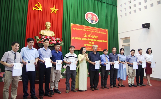 156 học viên hoàn thành lớp bồi dưỡng lãnh đạo cấp phòng