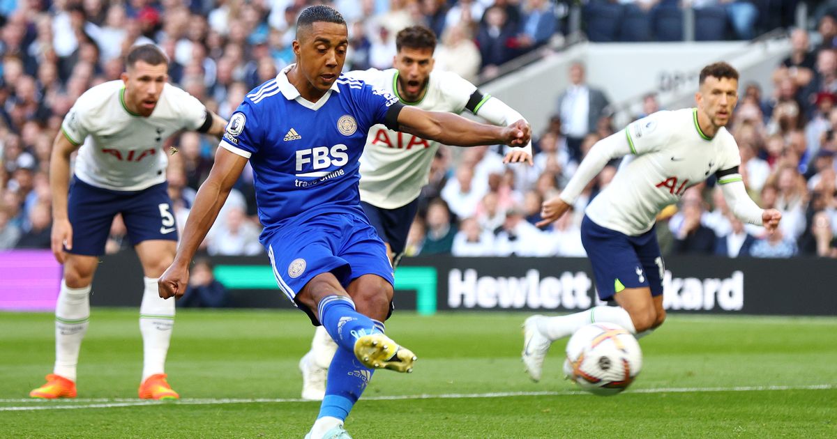 Son lập hattrick, Gà trống đè bẹp Leicester