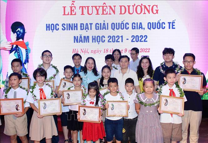 Phó Chủ tịch nước dự Lễ tuyên dương học sinh giành giải quốc gia, quốc tế