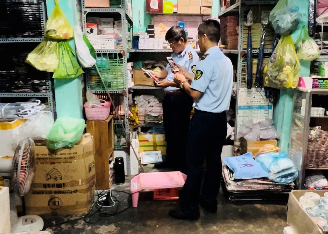 Tạm giữ hơn 1 300 sản phẩm có dấu hiệu nhập lậu