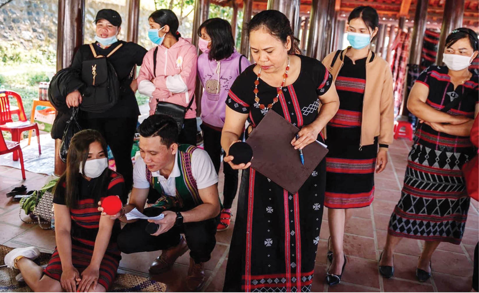 Phụ nữ A Lưới làm du lịch