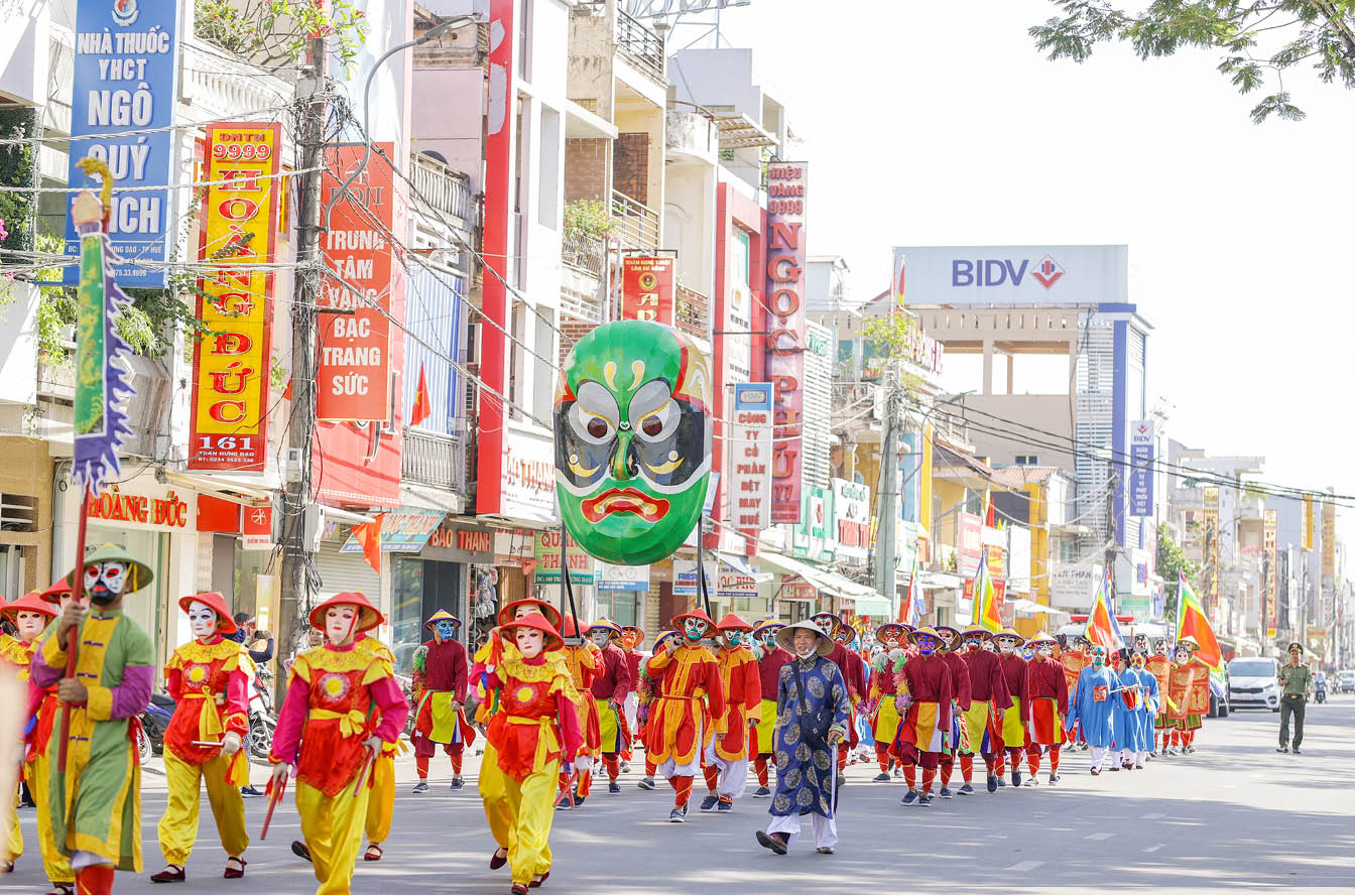 Không “khoe”, làm sao khách biết là điểm đến đậm đặc về văn hóa