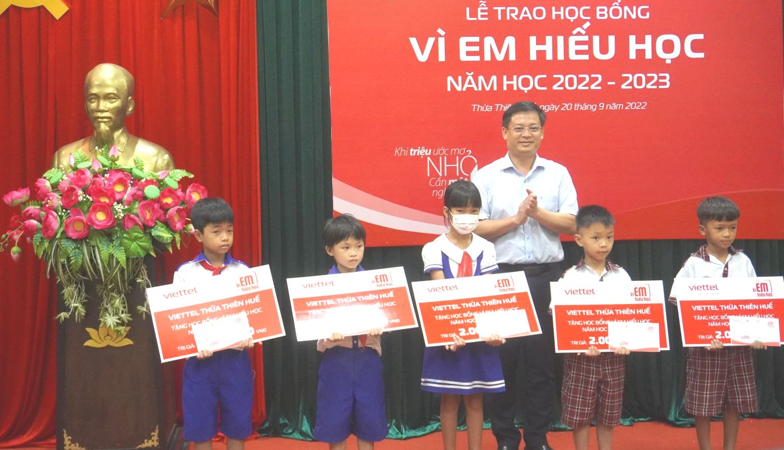 Trao học bổng Vì em hiếu học năm học 2022 - 2023
