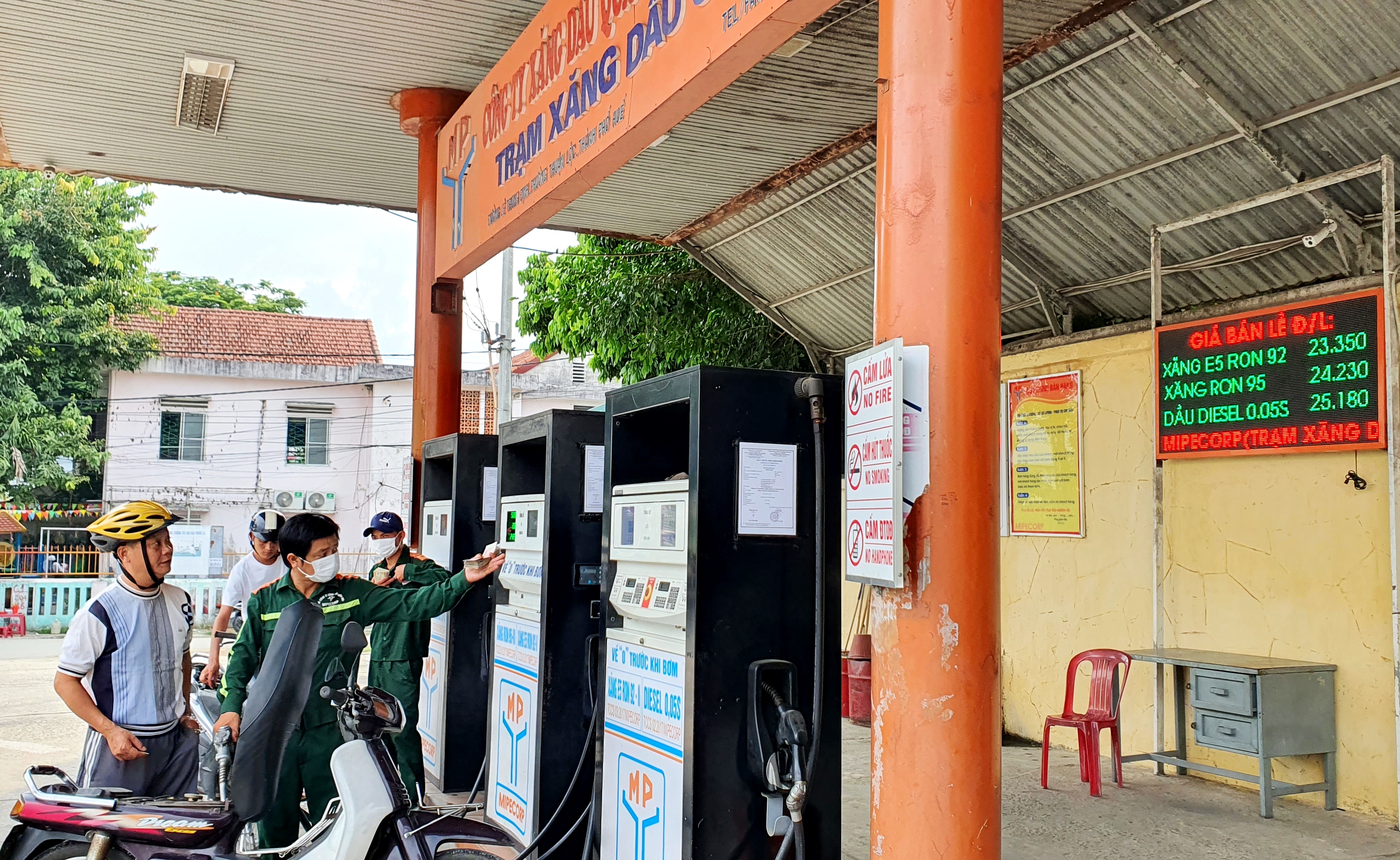 Xăng tiếp tục giảm, dầu về mức tương đương giá xăng