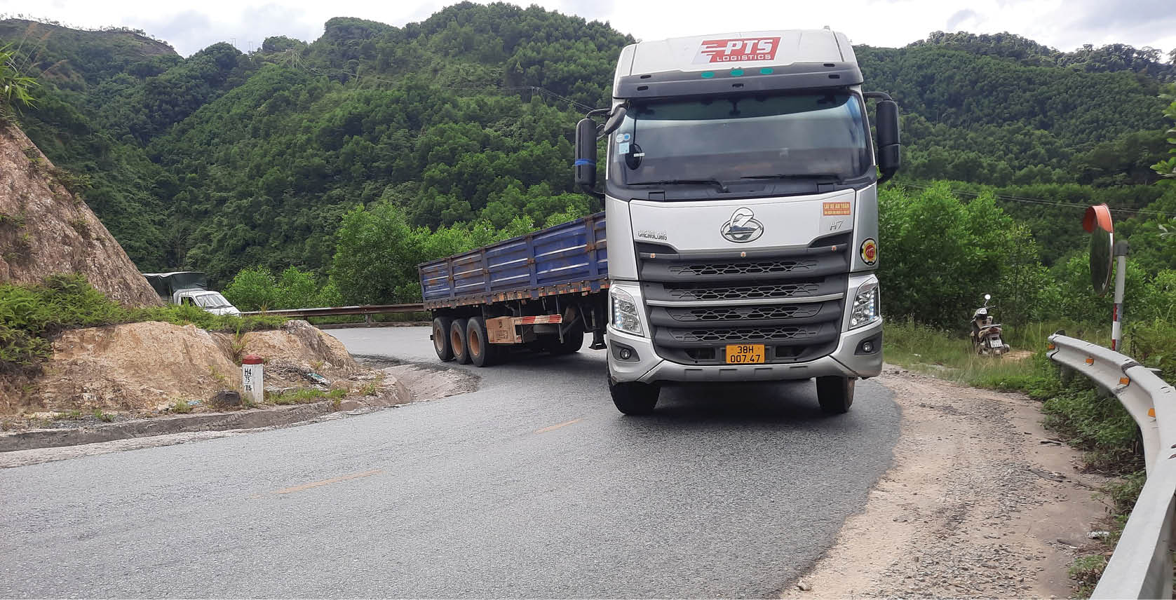 Thiết lập an toàn giao thông trên QL49 Nâng cấp hạ tầng, xử lý nghiêm vi phạm