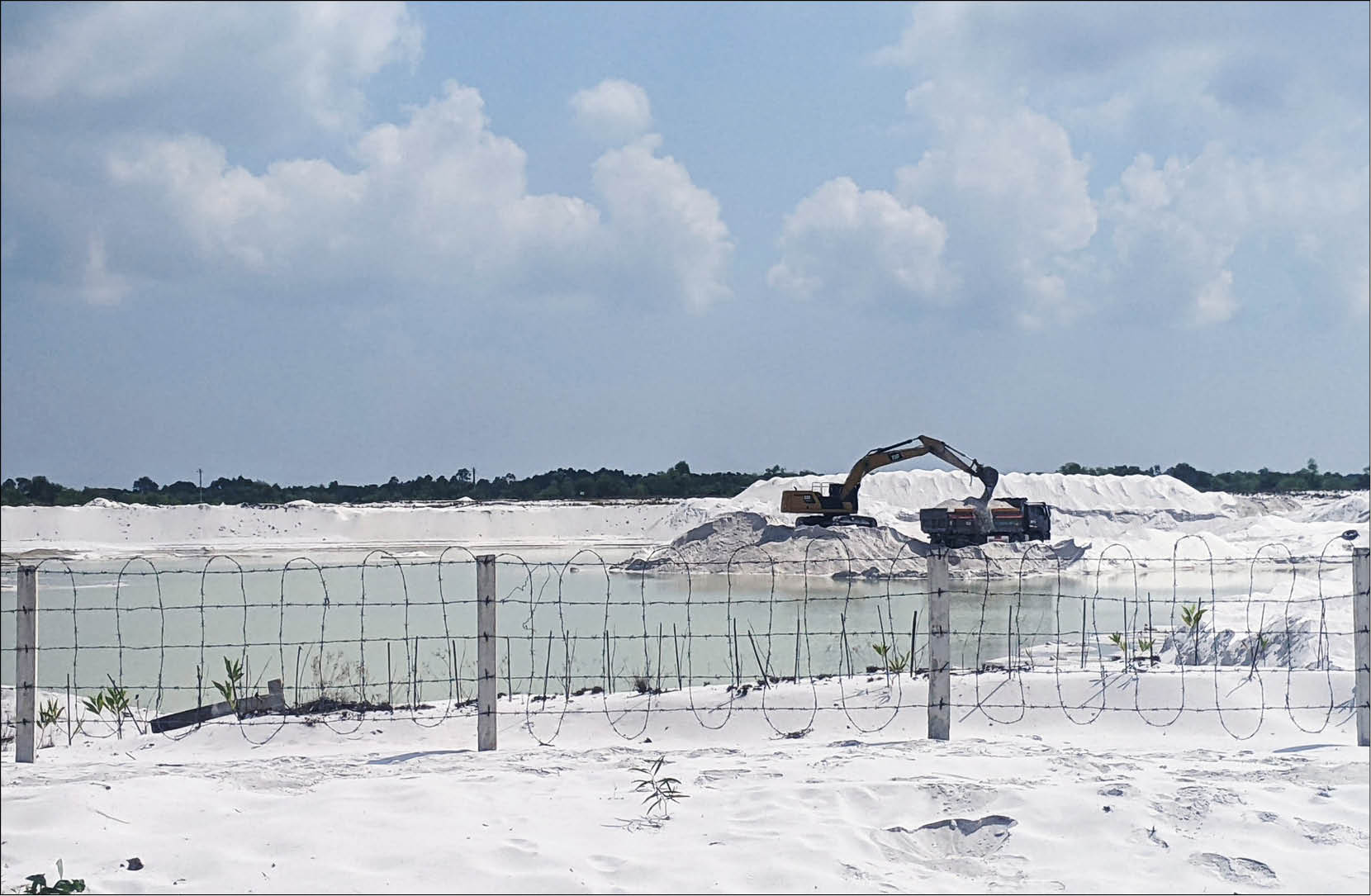 Bất cập khai thác cát trắng ở Phong Hiền