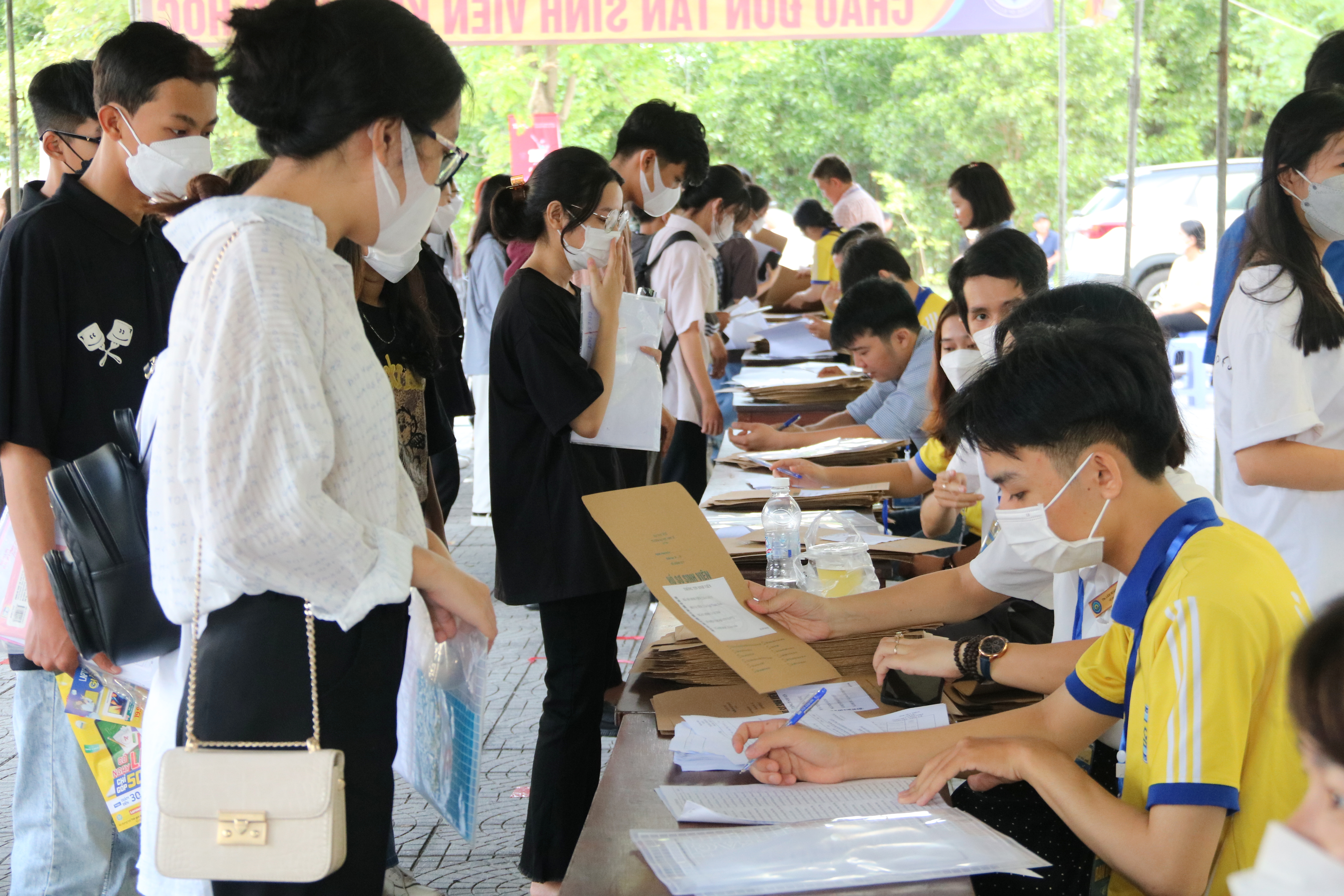Trường đại học Kinh tế đón hơn 2 100 tân sinh viên nhập học