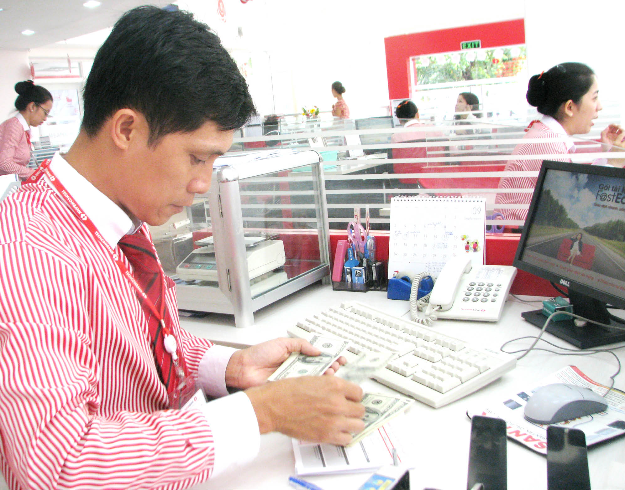 Áp lực tỷ giá