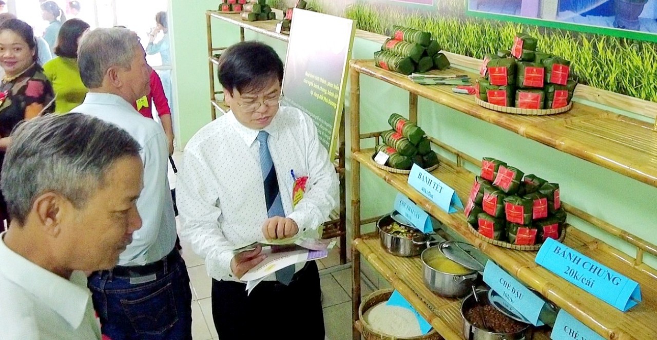 Đón bằng công nhận nghề truyền thống bánh tét, bánh chưng Phú Dương