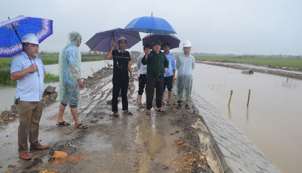 Di dời người dân đến nơi an toàn và đảm bảo an toàn công trình thi công