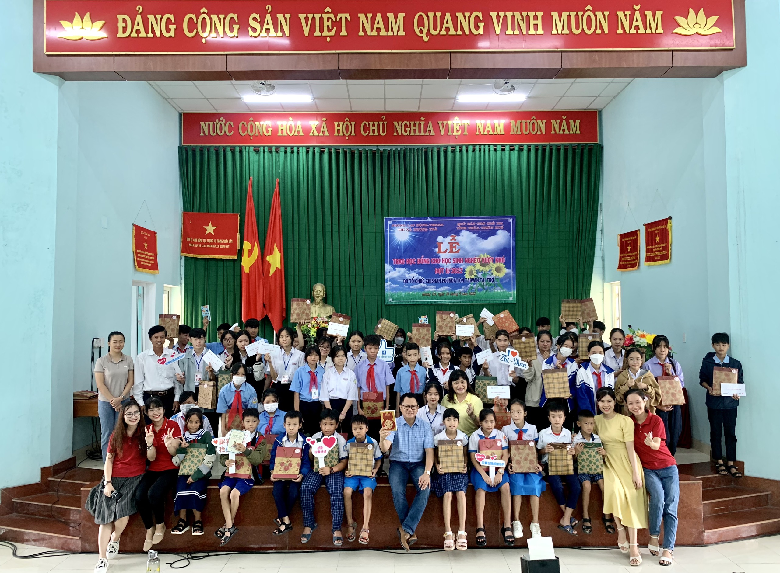 Trao 66 suất học bổng cho học sinh nghèo vượt khó