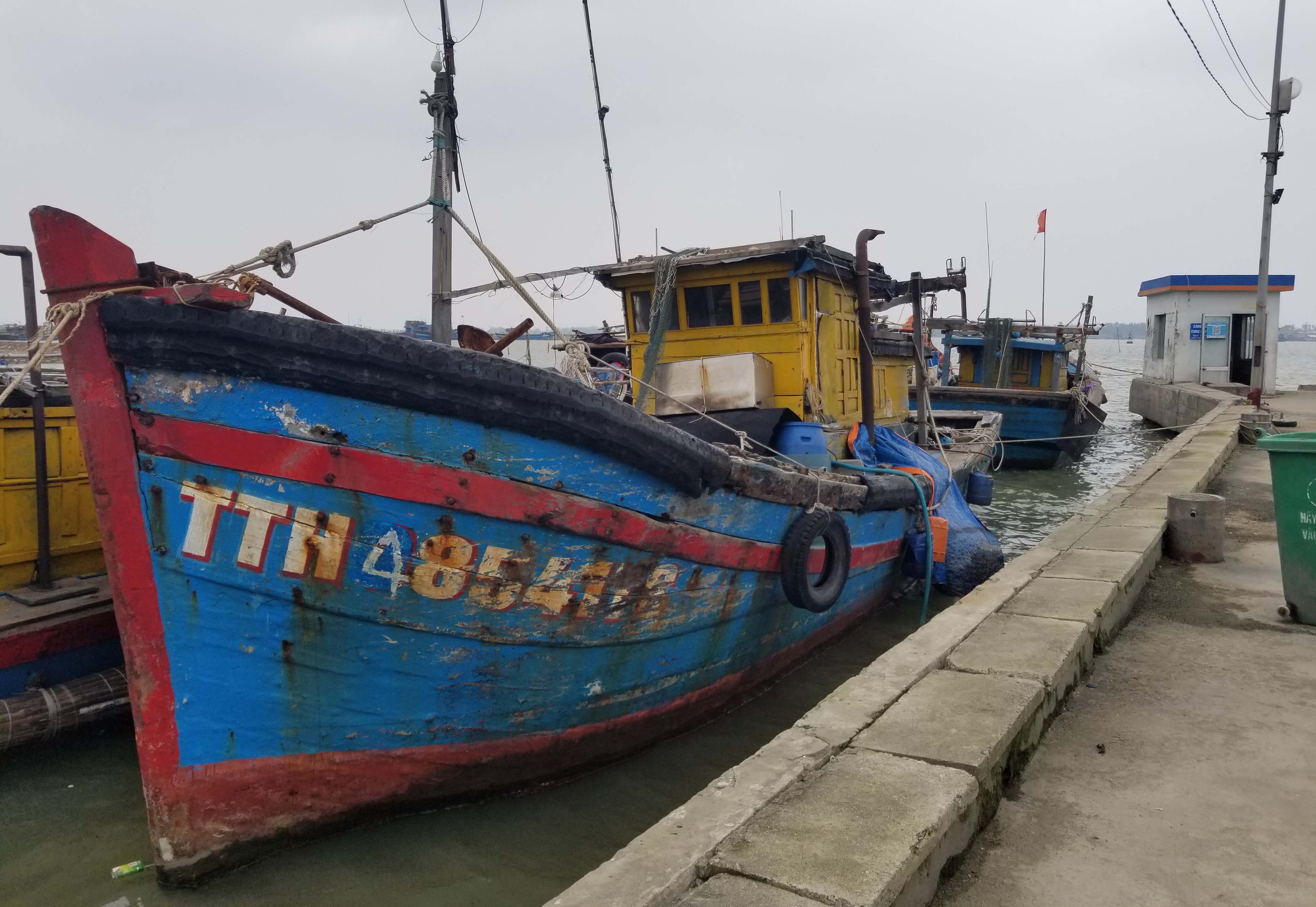 Ngư dân không lưu lại trên tàu thuyền, lồng bè trong bão