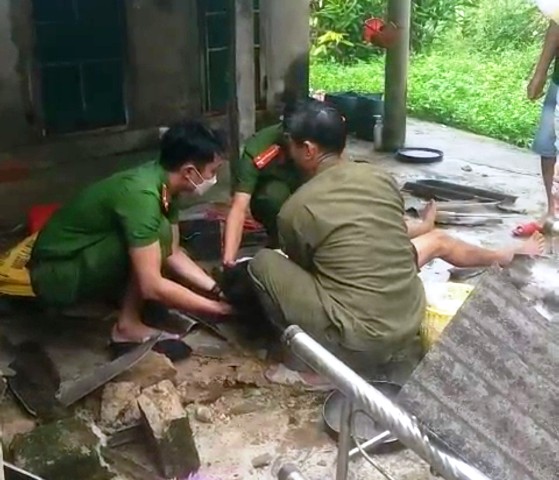 Công an kịp thời ứng cứu người đàn ông ngã khi đang giằng chống nhà
