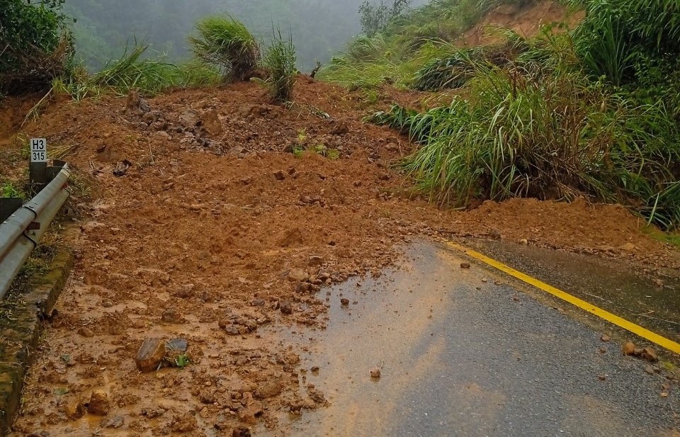 Thông tuyến đường Hồ Chí Minh qua đèo Pê ke