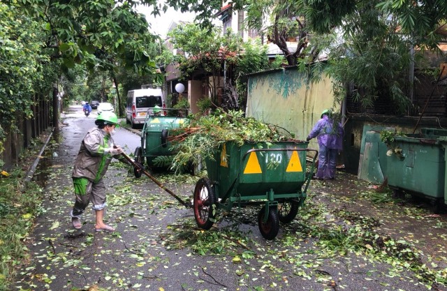 Hơn 500 công nhân ra quân vệ sinh môi trường sau bão Noru