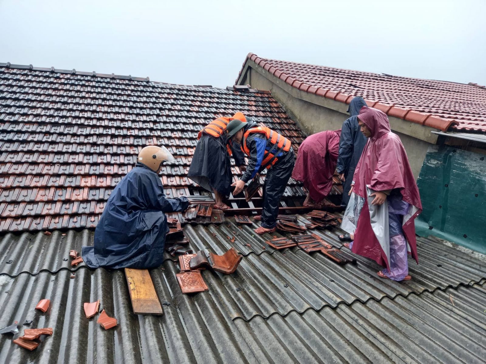 Lợp lại mái nhà cho gần 60 hộ dân khu vực biên giới