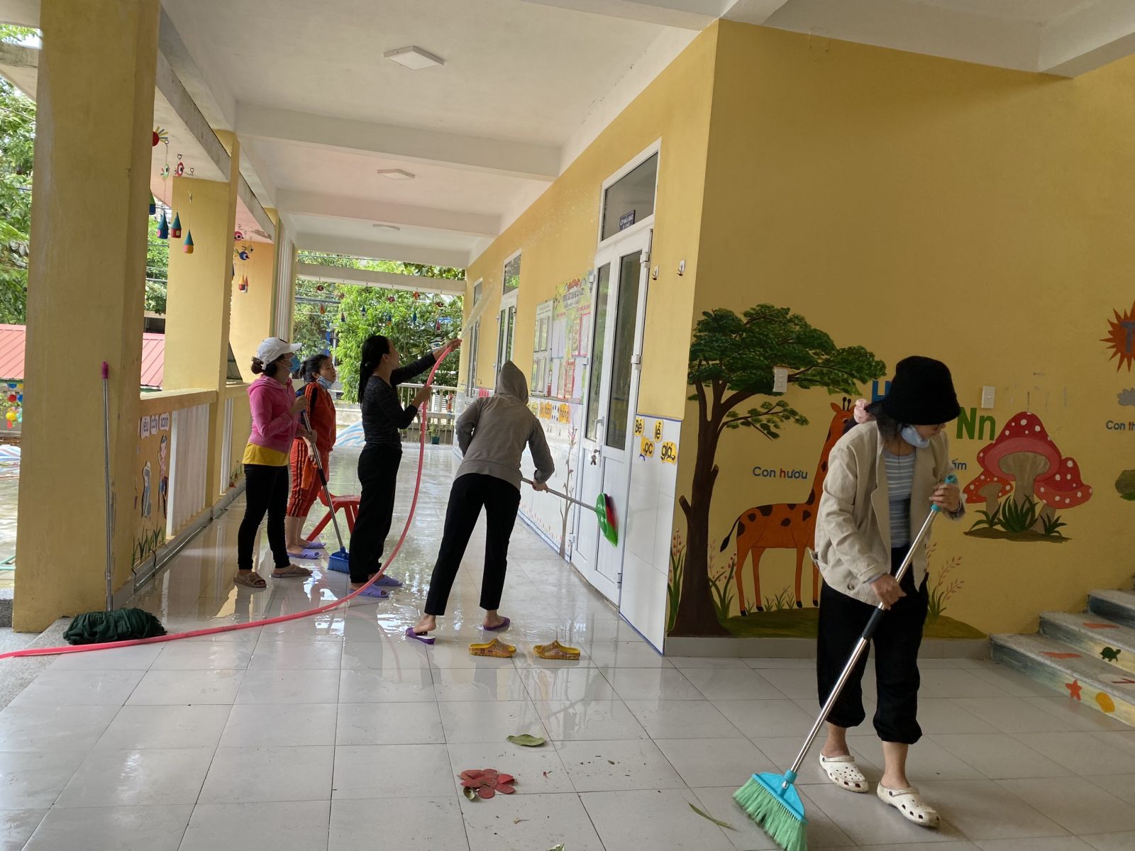 Học sinh, sinh viên trở lại trường vào ngày mai