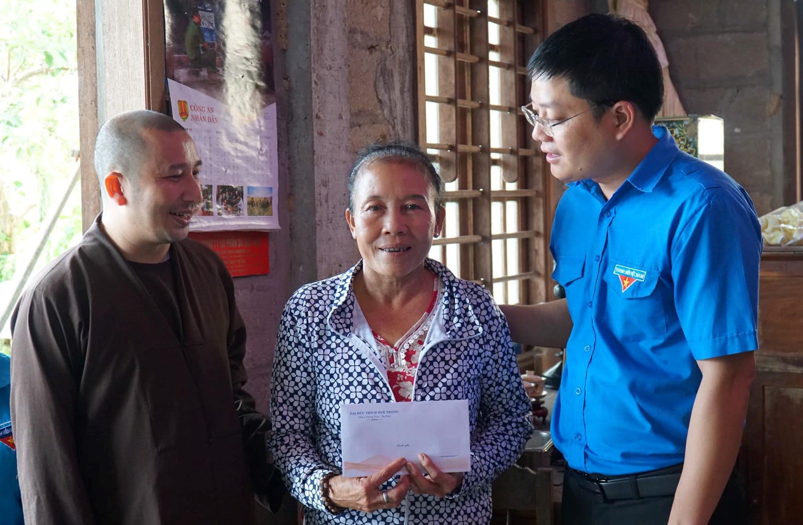 Thăm, hỗ trợ 9 gia đình thiệt hại do bão số 4 tại phường Hương An