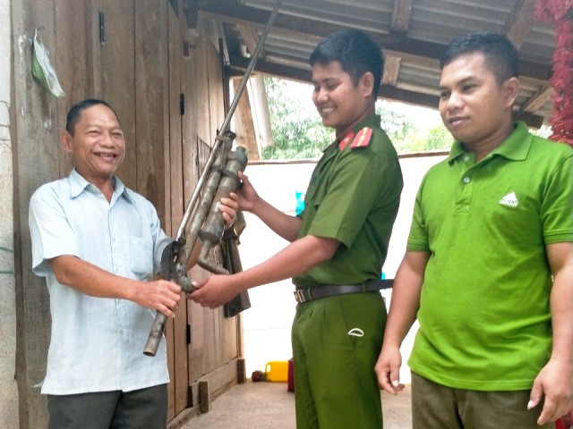 Người dân Nam Đông tự nguyện giao nộp hơn 200 khẩu súng