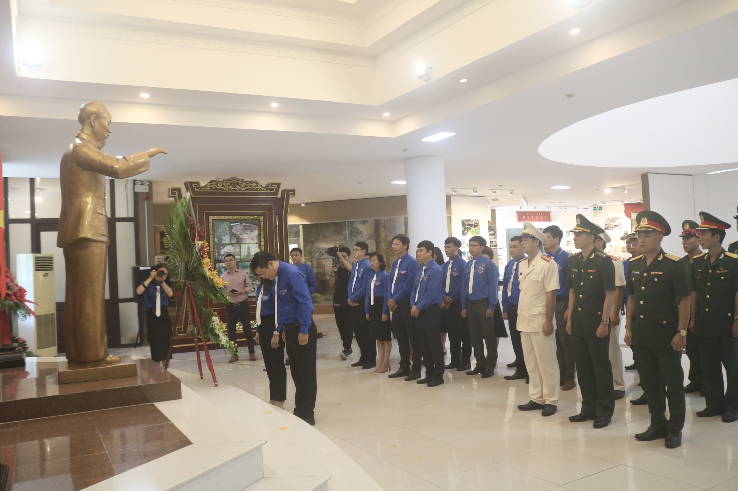 Đoàn TNCS Hồ Chí Minh tỉnh dâng hoa báo công lên Bác