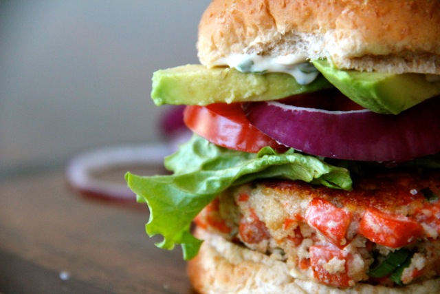 Mùa mưa, học công thức làm Burger cá hồi chuẩn vị Na Uy