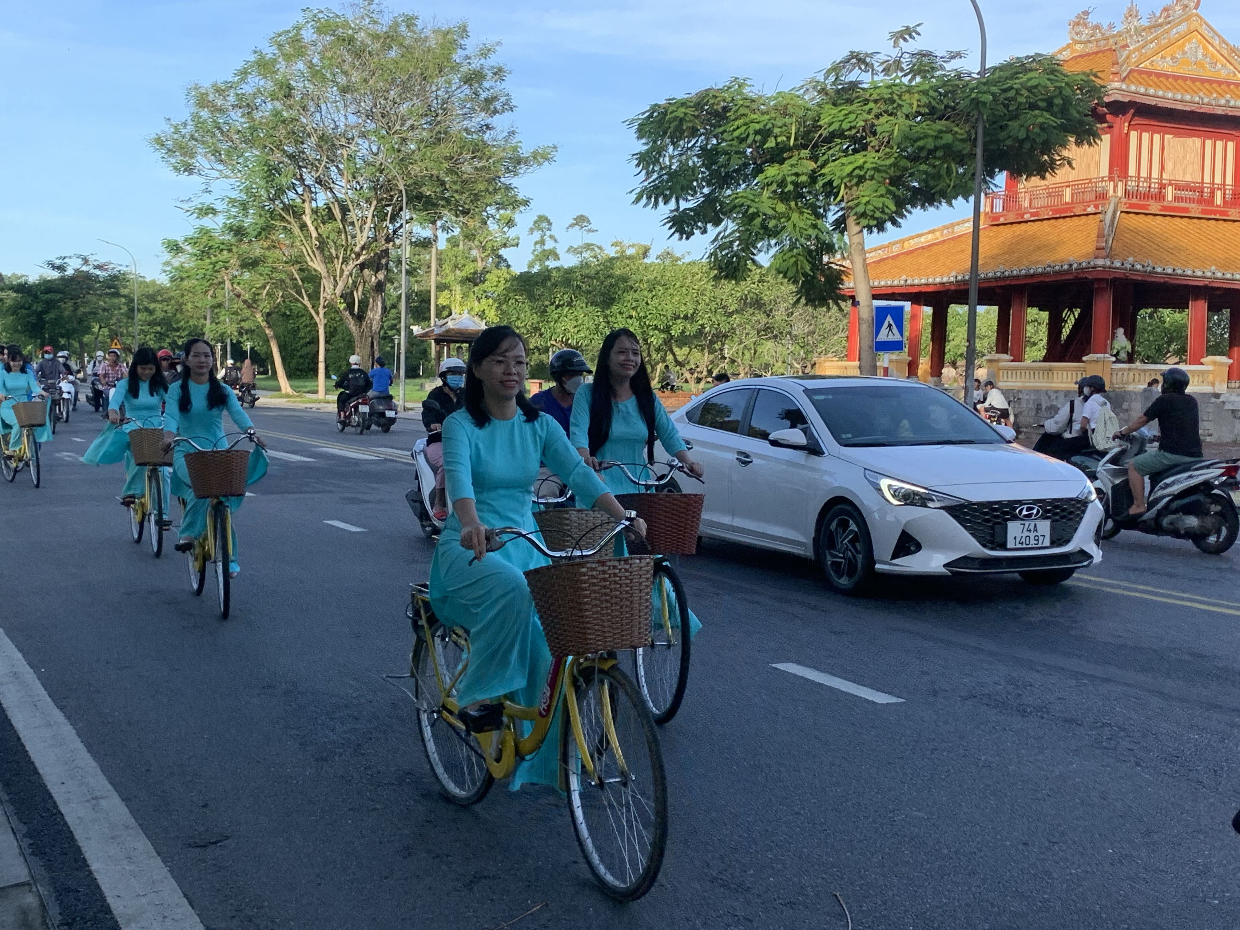 200 hội viên phụ nữ tuần hành Áo dài với giao thông xanh