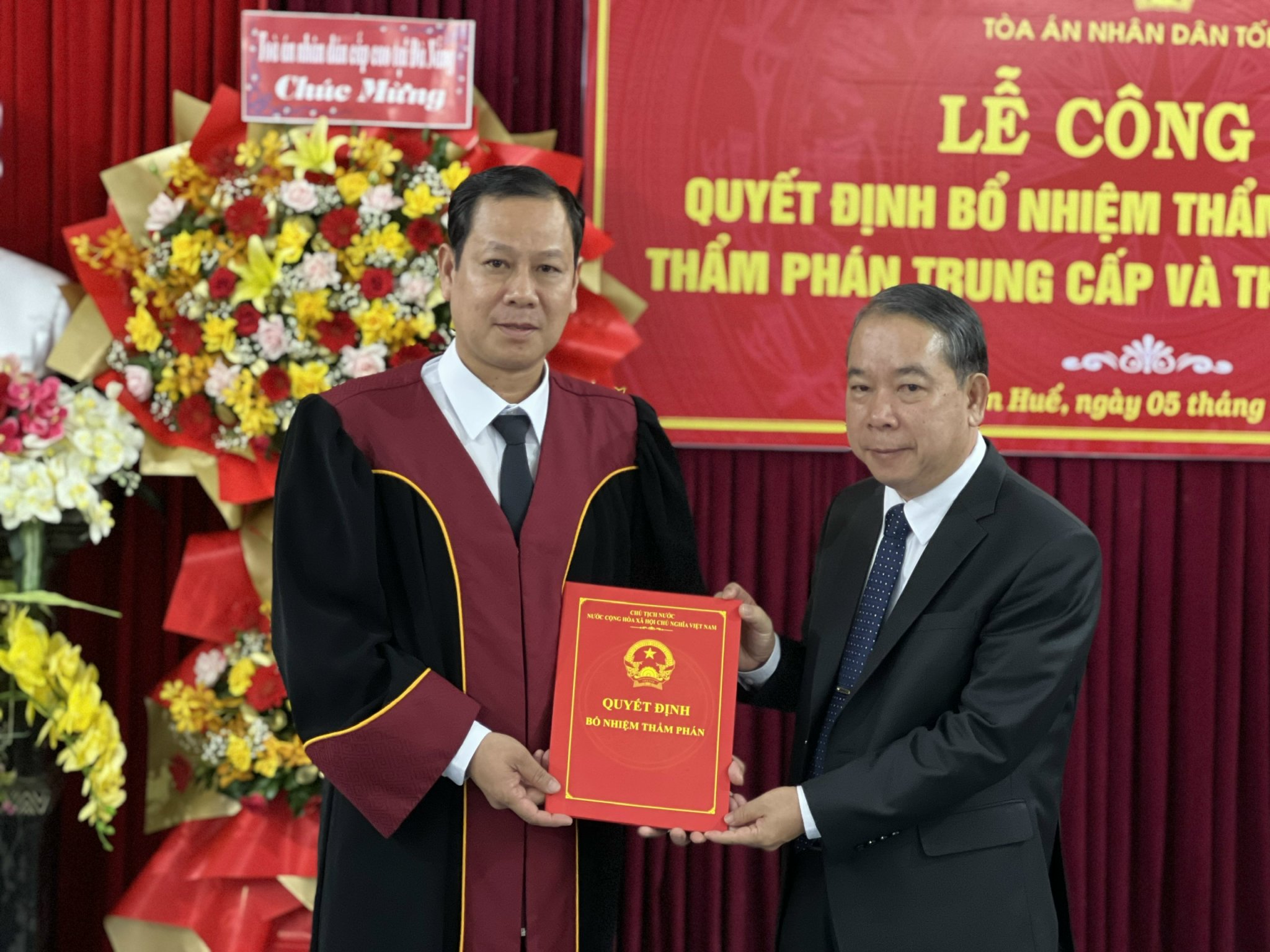 Công bố quyết định bổ nhiệm chức danh 8 thẩm phán TAND hai cấp