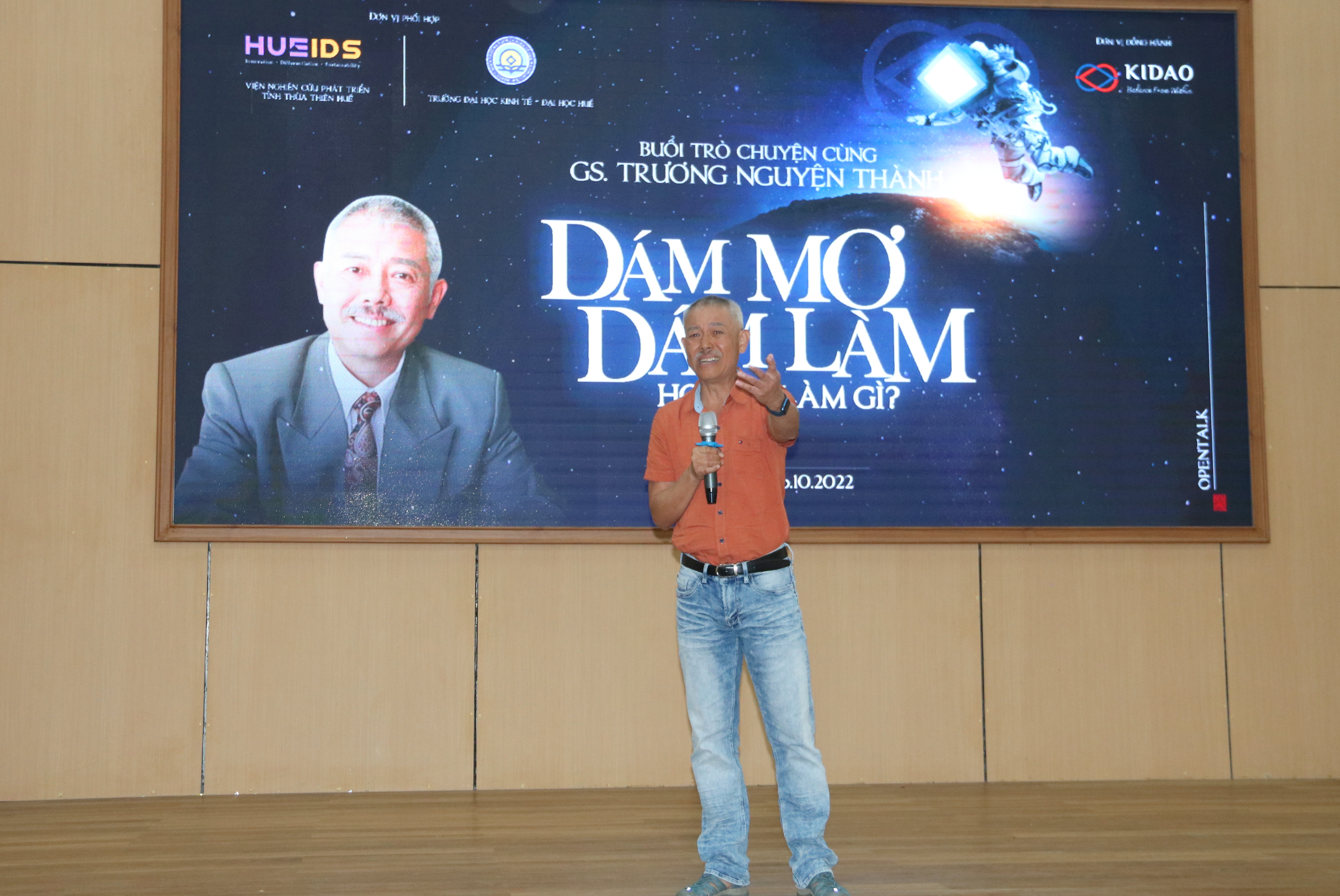 Giáo sư Trương Nguyện Thành nói chuyện với sinh viên Huế