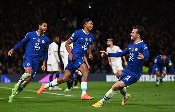 Vùi dập Milan, The Blues thắp hi vọng đi tiếp