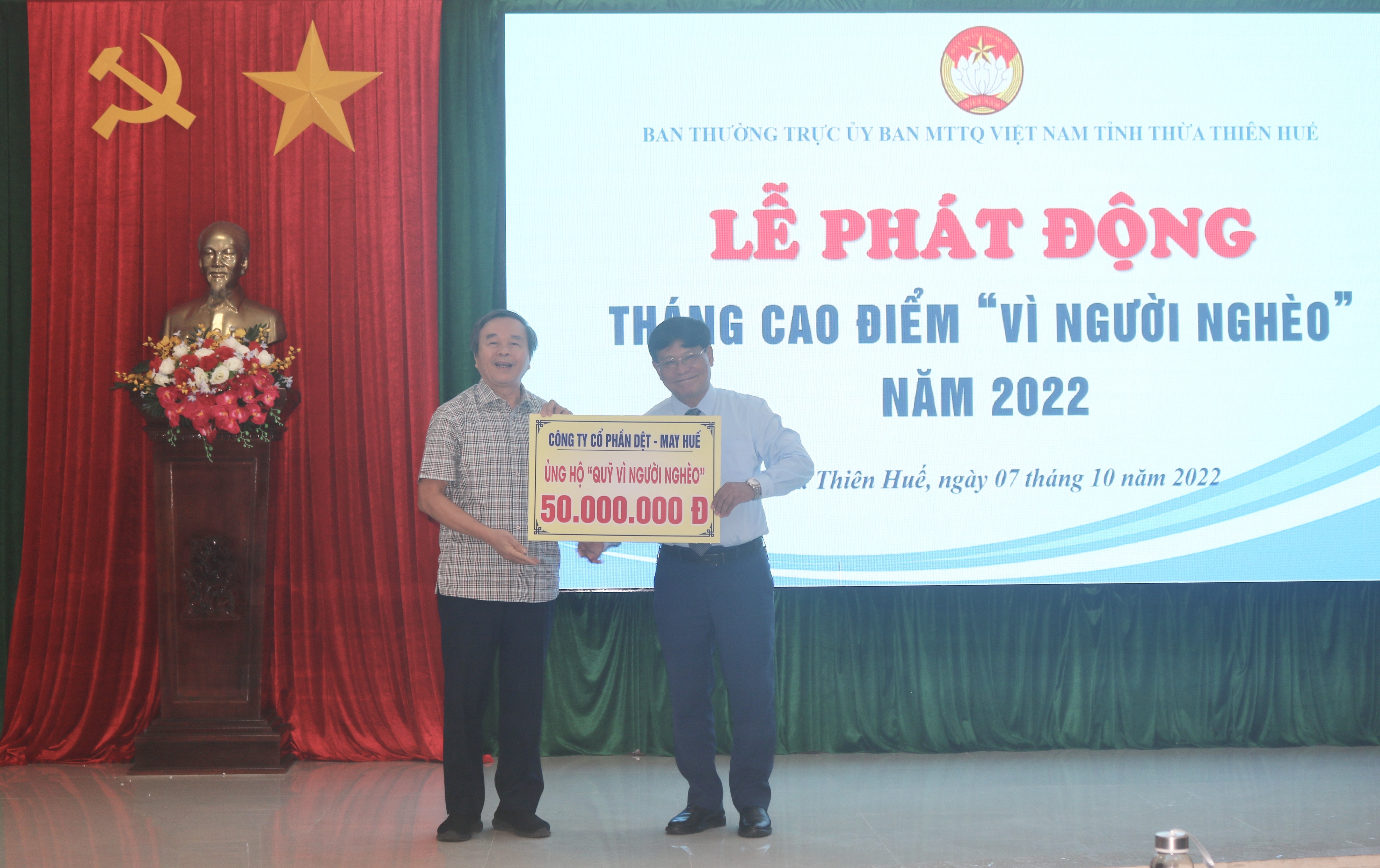 Gần 800 triệu đồng ủng hộ Quỹ “Vì người nghèo”