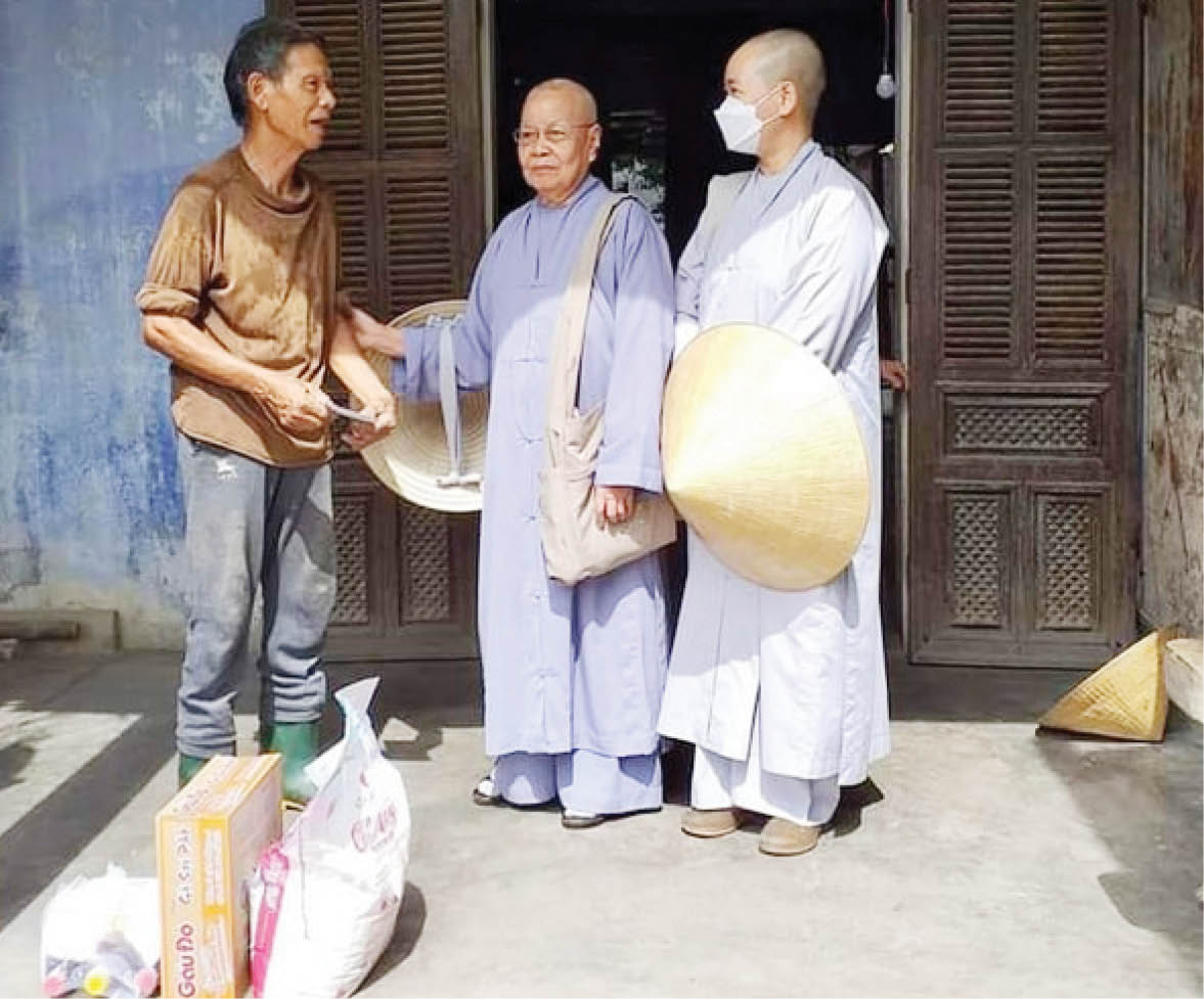 Những tấm lòng vàng về nơi bão qua