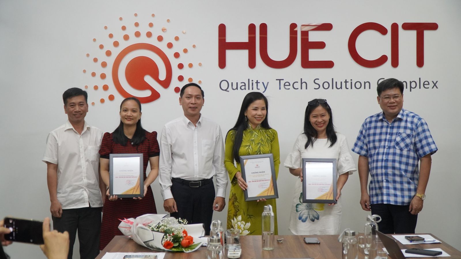 Trao tặng bộ giải pháp hỗ trợ doanh nghiệp chuyển đổi số