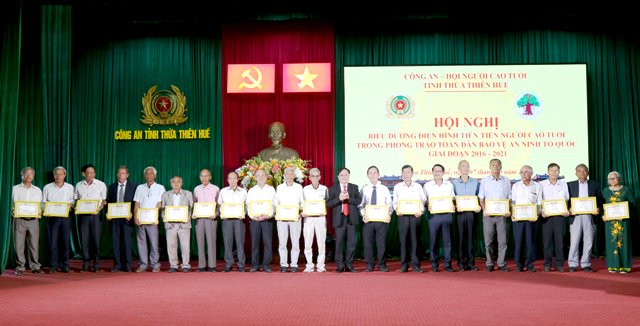 Biểu dương điển hình tiên tiến người cao tuổi trong phong trào “Toàn dân bảo vệ an ninh Tổ quốc”