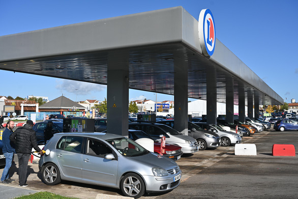 Công nhân đình công, nhiều trạm xăng ở Pháp treo bảng hết hàng