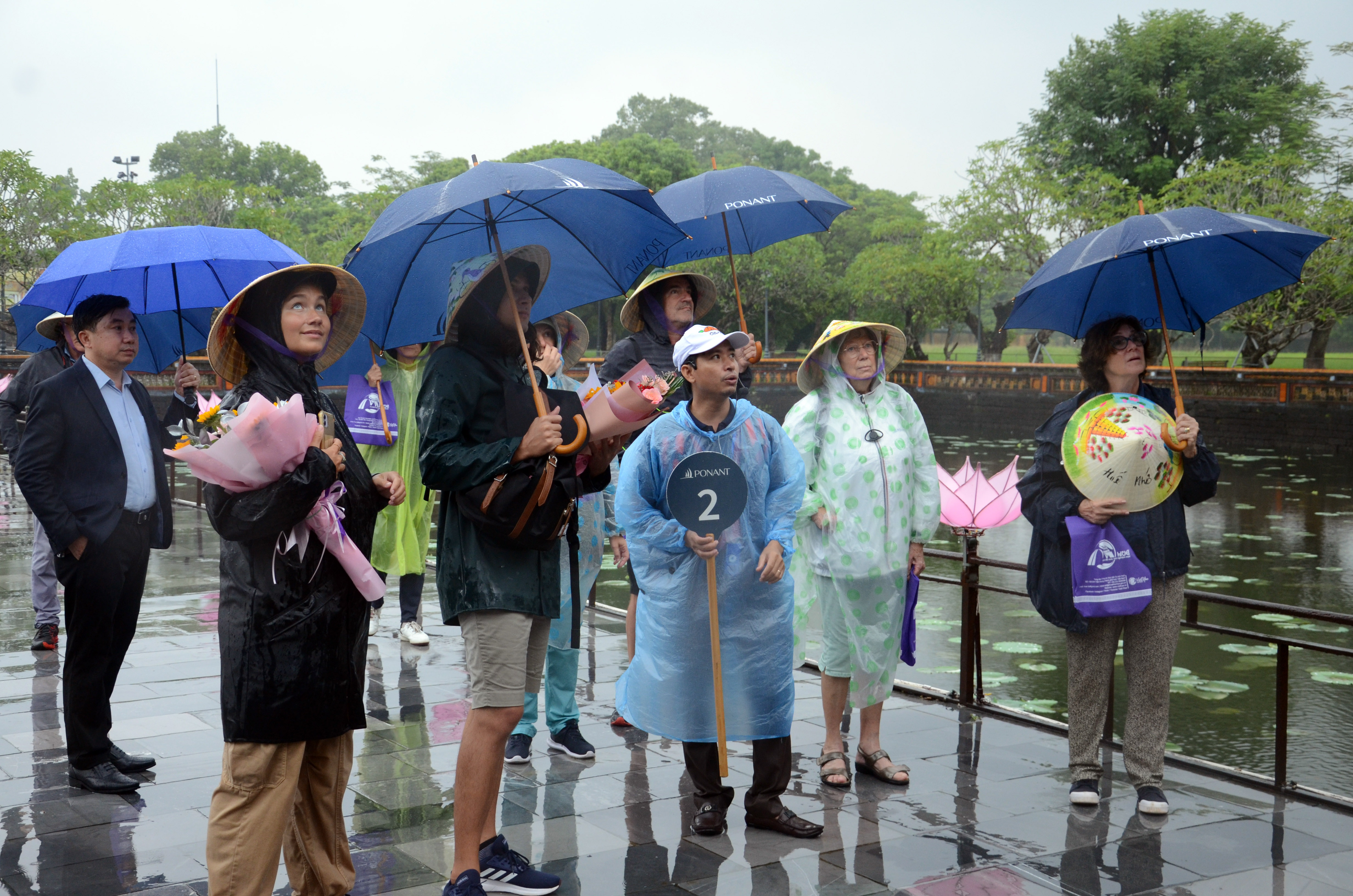 Gần 100 khách du lịch tàu biển đến Cố đô Huế sau gần 3 năm bị gián đoạn