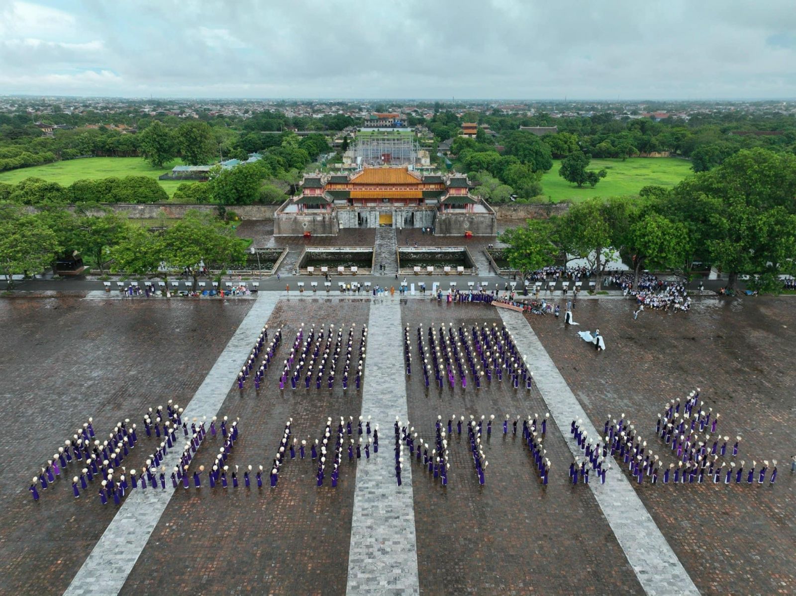 500 female members perform folk dance Beautiful Vietnam