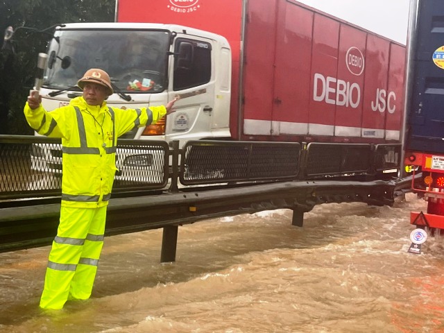 Ngập cục bộ, sạt lở đường nhiều nơi