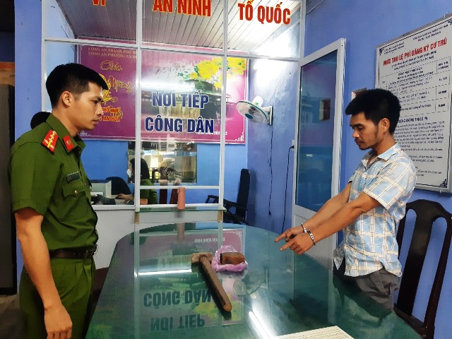 Bắt khẩn cấp đối tượng đập vỡ kính hàng loạt xe ô tô