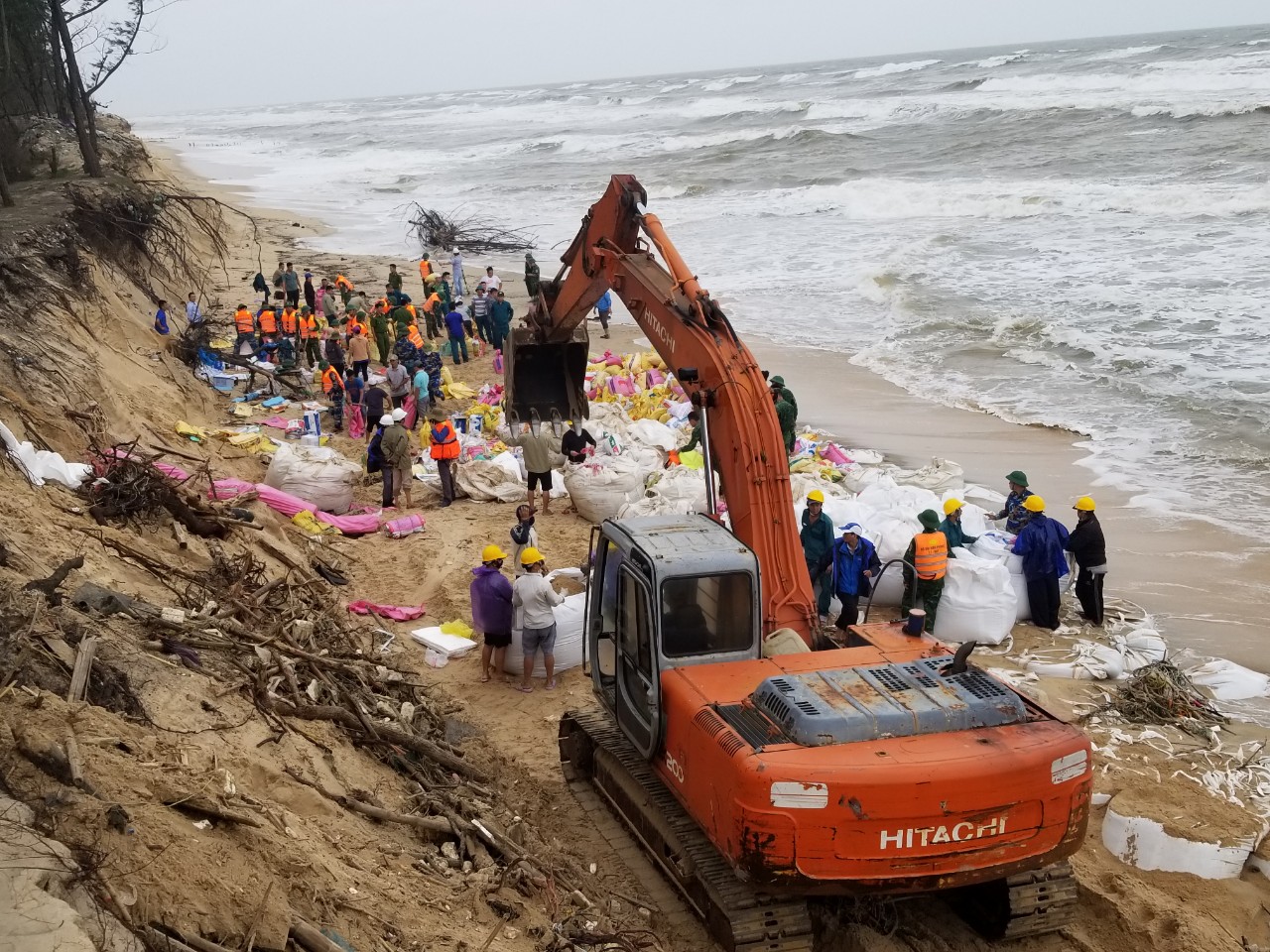 Gia cố đoạn bờ biển sát múi kè An Dương 1