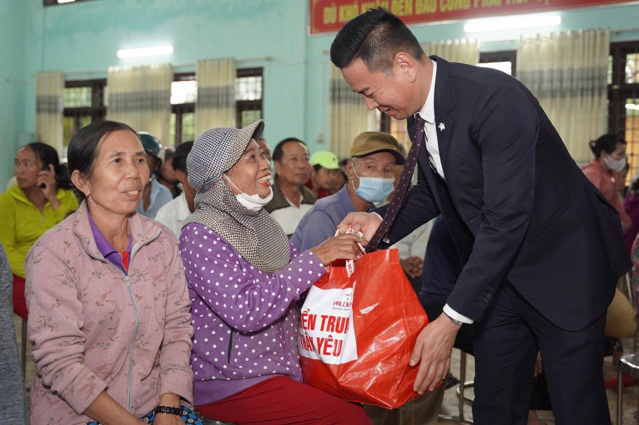 Prudential mở đầu chuỗi hoạt động hỗ trợ đồng bào chịu ảnh hưởng bởi bão Noru tại 6 tỉnh miền Trung