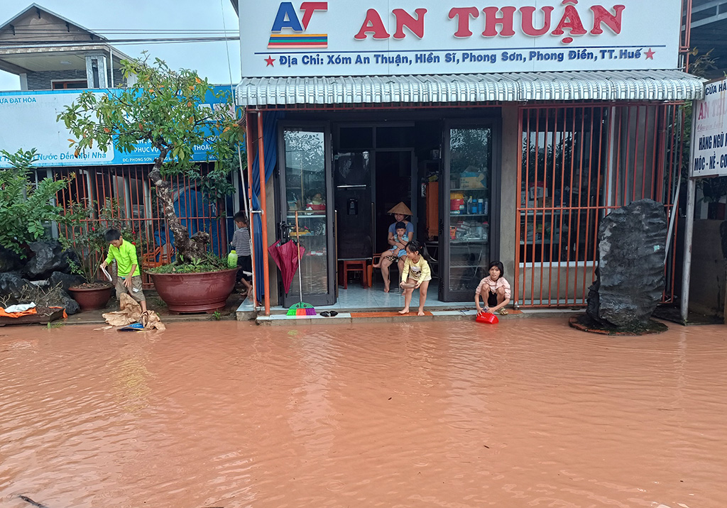 Phong Điền Nước đang xuống chậm, nhiều nơi còn bị chia cắt