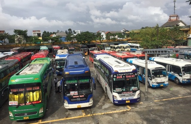 Gần 100 xe khách nằm bến vì đường ngập nước và sạt lở