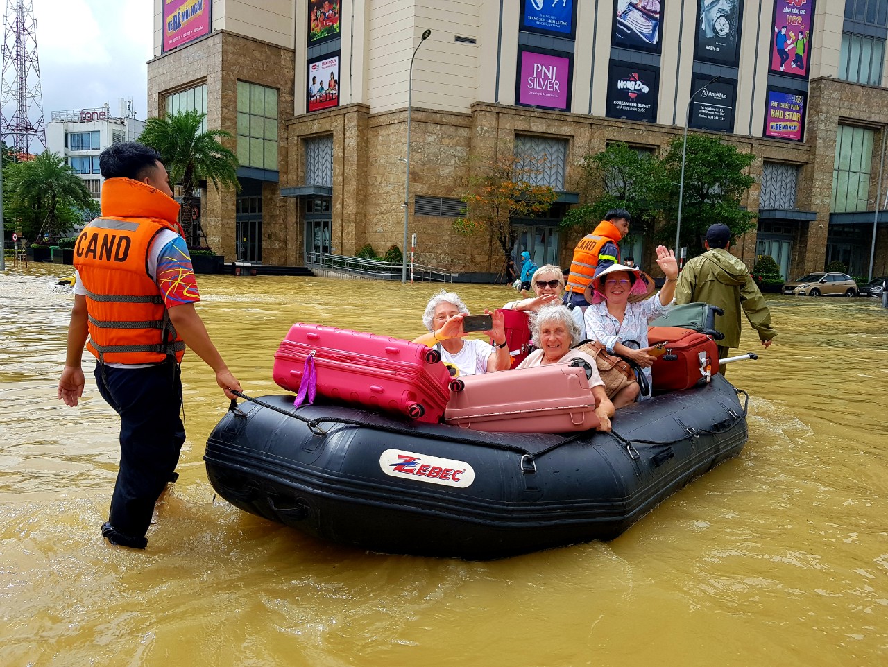 Nước ngập sâu nhiều tuyến đường phố