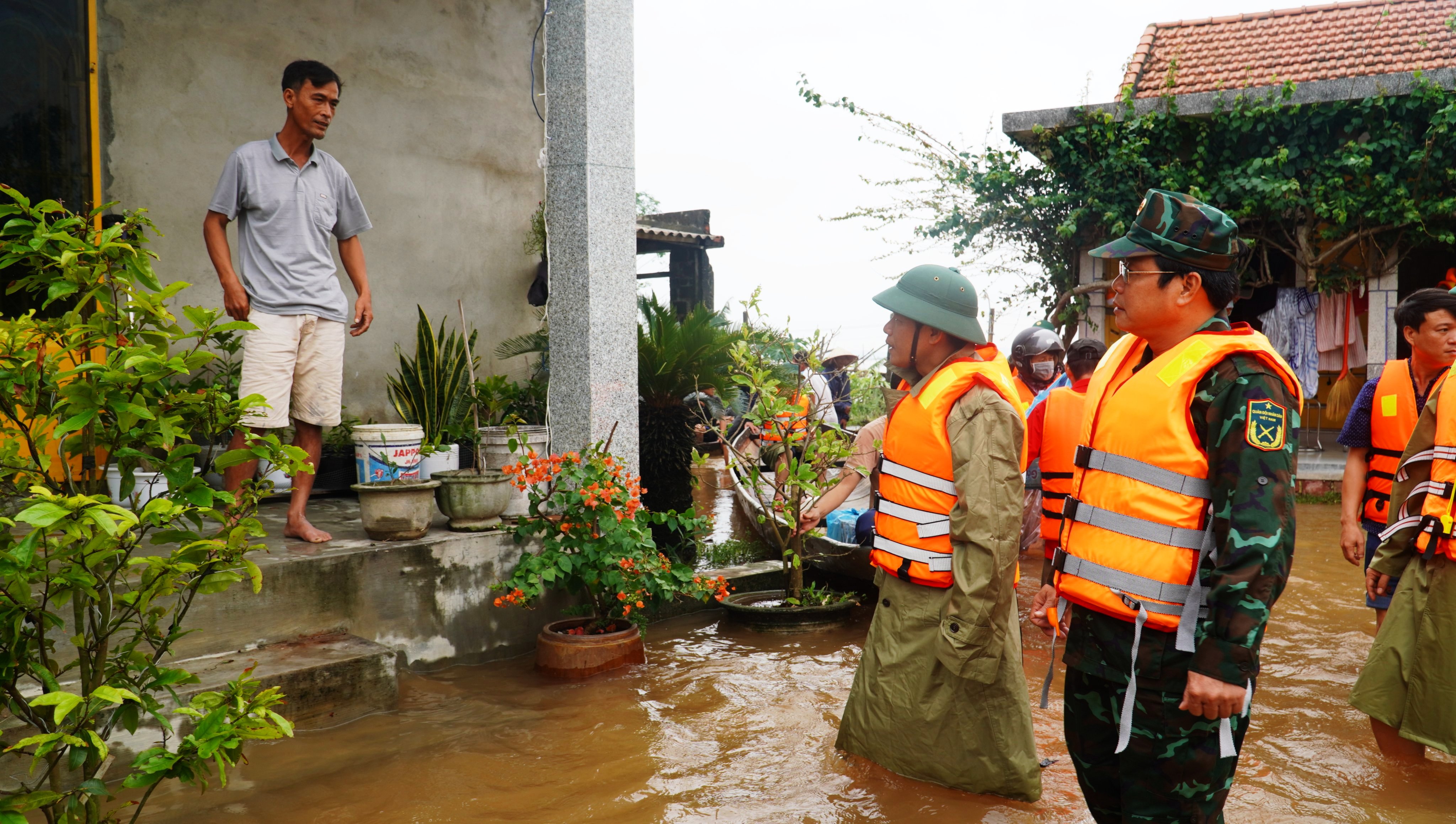 Chủ tịch UBND tỉnh Nguyễn Văn Phương động viên người dân rốn lũ Quảng Điền