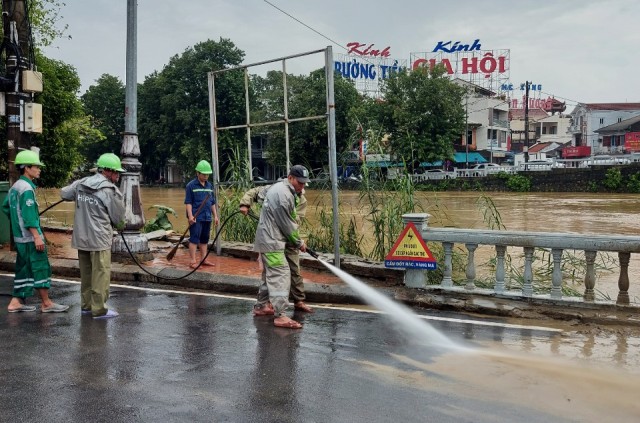 Dọn dẹp hàng nghìn mét khối bùn đất, trả lại vẻ xanh sạch cho thành phố