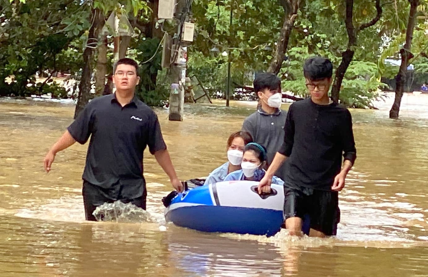 Tiếp tục hỗ trợ sinh viên, nhắc nhở phòng tránh tai nạn đuối nước