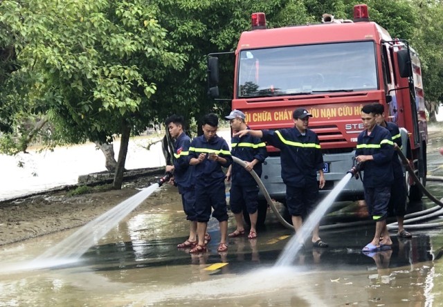 Giám đốc Công an tỉnh xuống hiện trường chỉ đạo công tác giúp dân