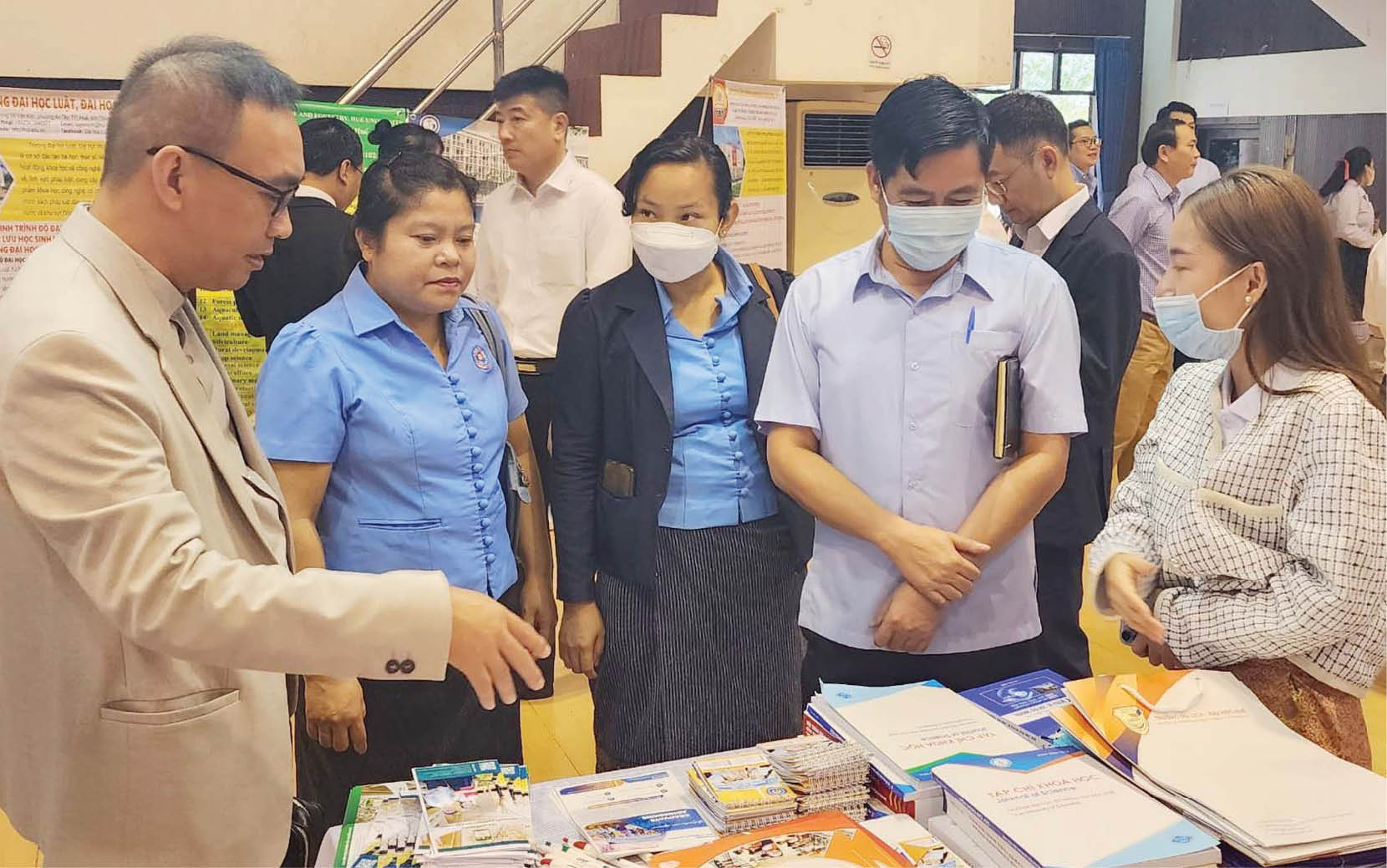 Hợp tác toàn diện với các đơn vị đào tạo nước bạn Lào