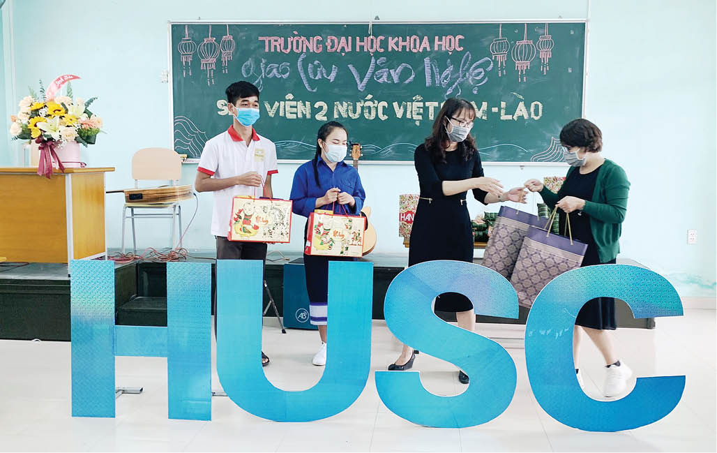 Trường ĐH Khoa học Đồng hành cùng sinh viên Lào