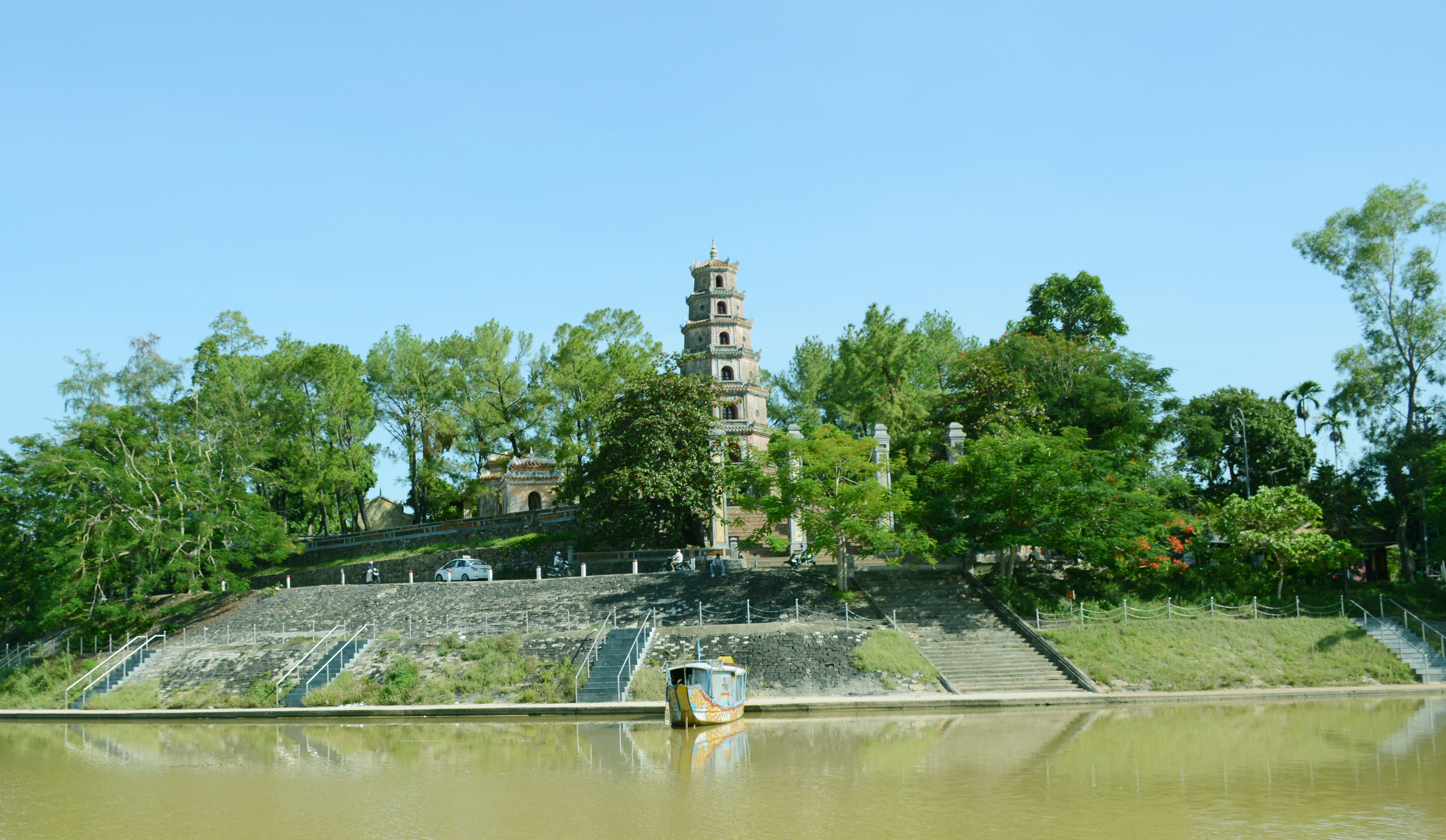 Phải hành động để giữ gìn không gian chùa Huế